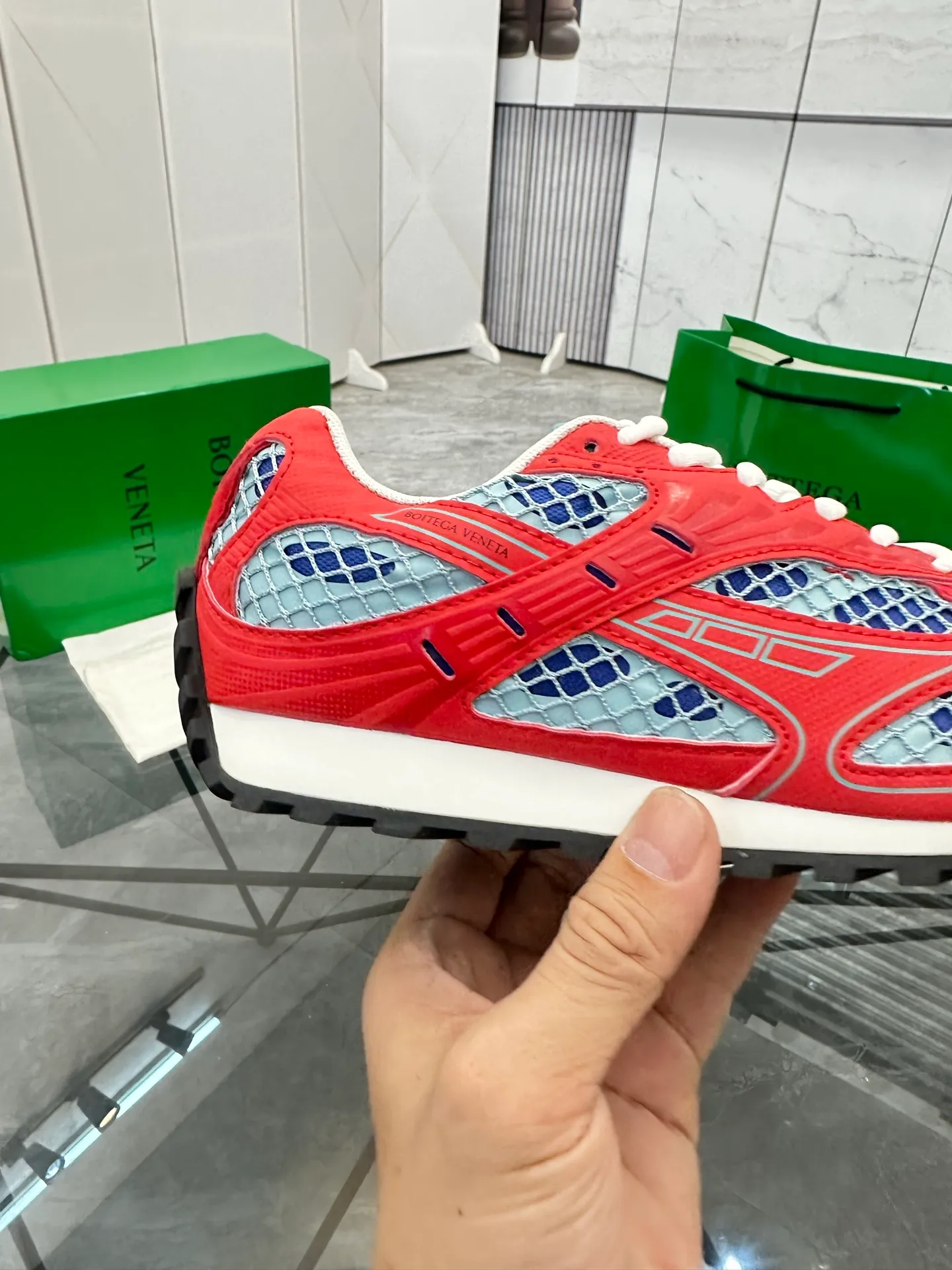 Factory men's shoes 💰: 620💰 (top version) BV Orbit sneakers Wang Yibo's same style couple's dad shoes Runner sneakers, made of lightweight technical mesh fabric. Matched with geometric pattern designed rubber outsole Wang Zha series high version Look for the package craftsmanship The actual height is much higher, but the legs are still slim. Very nice and playable and durable Matching to the standard 💯 Package shoe technology Look for the high version The outsole is made of color-blocked TPU outsole Women's model 35 36 37 38 39 40 41 (40 41 customized) Men's model 38 39 40 41 42 43 44 45. (Customized size 38 45.46) No. H345